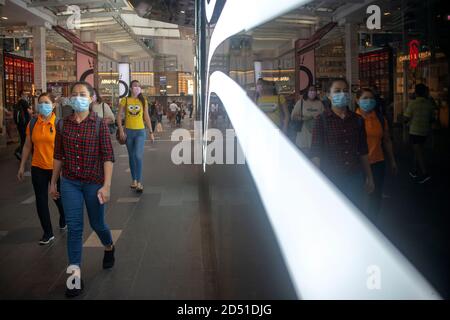 Kuala Lumpur, Malaisie. 12 octobre 2020. Des personnes portant des masques marchent dans une rue à Kuala Lumpur, Malaisie, 12 octobre 2020. La Malaisie a annoncé lundi la réintroduction de mesures de restriction des mouvements dans plusieurs zones, dont la capitale Kuala Lumpur, dans le but de contenir la récente augmentation des cas de COVID-19. Credit: Chong Voon Chung/Xinhua/Alay Live News Banque D'Images