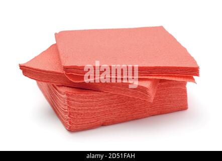 Pile de serviettes en papier rouge isolées sur blanc. Banque D'Images