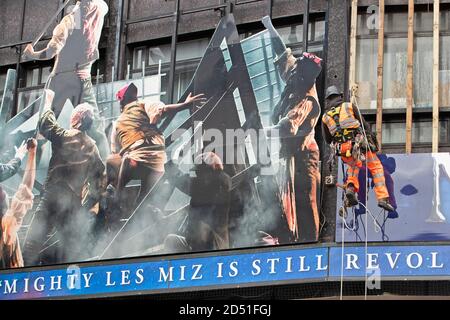 Les ouvriers retirent les panneaux du spectacle les Miserables du Théâtre de Sondheim à Londres Comme l'industrie des arts de la scène souffre lourdement des effets de covid Banque D'Images