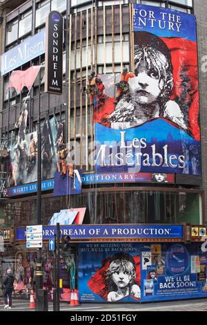 Les ouvriers retirent les panneaux du spectacle les Miserables du Théâtre de Sondheim à Londres Comme l'industrie des arts de la scène souffre lourdement des effets de covid Banque D'Images