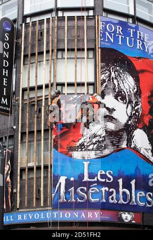 Les ouvriers retirent les panneaux du spectacle les Miserables du Théâtre de Sondheim à Londres Comme l'industrie des arts de la scène souffre lourdement des effets de covid Banque D'Images