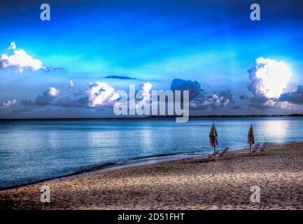 Lever du soleil sur une plage vide des îles Caïmans Banque D'Images