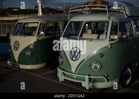 Deux camping-cars Volkswagen classiques en fin d'après-midi. Banque D'Images