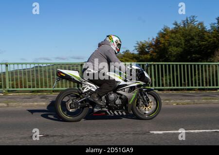 Un pilote de moto Honda CBR ; transport à deux roues, motos, véhicule, routes, motos, motocyclistes motorisés à Chorley, Royaume-Uni Banque D'Images