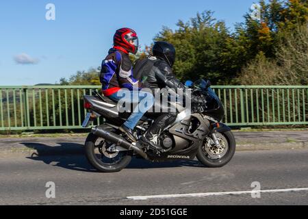 Une Honda Fireblade avec pilote de moto de passager ; transport à deux roues, motos, motos, motards motorisés, motards motorisés à Chorley, Royaume-Uni Banque D'Images