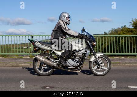 Un motard Kawasaki ; deux véhicules à roues, motos, véhicules, routes, motos, motards motorisés à Chorley, Royaume-Uni Banque D'Images