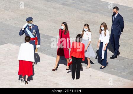 Le roi d'Espagne Felipe VI (L) salue le président de la Communauté de Madrid Isabel Días Ayuso, accompagné de la reine Letizia, de leurs filles la princesse Leonor Asturias et Infanta Sofia, Et le Premier ministre espagnol, Pedro Sanchez (R). Cette année, l'événement est un hommage à ceux qui luttent contre Covid-19, présidé par le couple royal de l'Espagne et auquel ont participé l'ensemble du gouvernement et des représentants de toutes les branches du gouvernement. Pour éviter les foules, le défilé militaire traditionnel de Madrid et la réception subséquente du Roi et de la Reine au Palais Royal ont été suspendus. (Photo de Beatriz Durán Balda/P. Banque D'Images