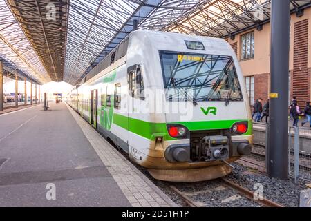 Des passangers modernes train VR Group Central Station. Finlande, Helsinki. 24 novembre 2018 Banque D'Images