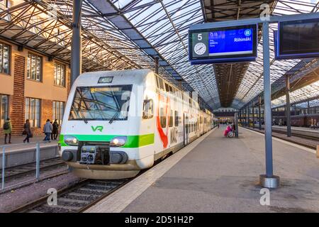 Des passangers modernes train VR Group Central Station. Finlande, Helsinki. 24 novembre 2018 Banque D'Images