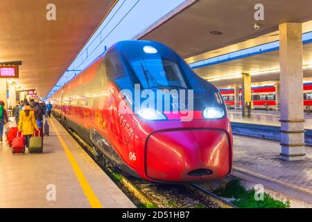 Train à grande vitesse Italo de la société NTV Alstom est un train rapide et technologique en Italie. Italie, Florence, 30 décembre 2018 Banque D'Images