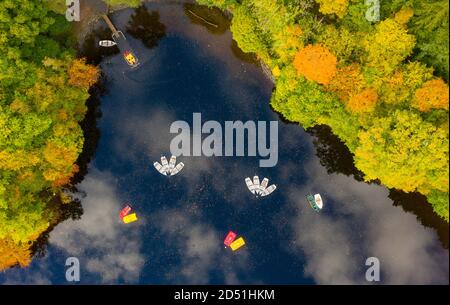 Pitlochry, Écosse, Royaume-Uni. 12 octobre 2020. Vue aérienne des bateaux à rames amarrés sur le Loch Faskally à Pitlochry. Iain Masterton/Alay Live News Banque D'Images
