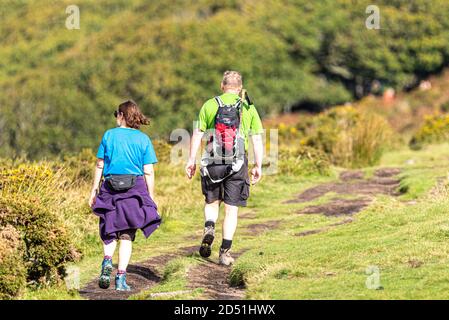 Deux randonneurs qui marchont sur Dartmoor, Two Bridges, Dartmoor, Devon, Royaume-Uni Banque D'Images