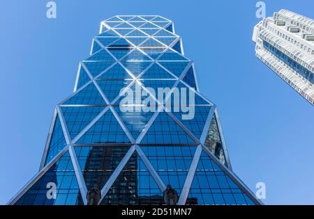Vue axiale symétrique de la 8e Avenue contre un ciel bleu clair, en mettant l'accent sur le diagrid externe. Hearst Tower, New York City, États-Unis. Arche Banque D'Images