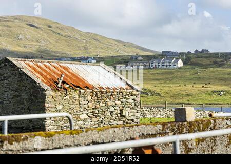 Toit en fer ondulé rouillé sur une ferme en pierre le long de la boucle de Killeen promenades près de Louisburgh, comté de Mayo, Irlande Banque D'Images