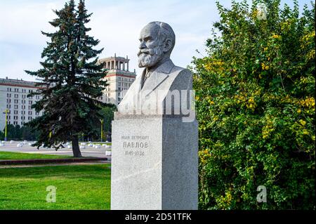 Moscou, Russie - 12 octobre 2020 : attractions de Moscou. Buste du grand physiologiste et vivisecteur russe Ivan Petrovich Pavlov à côté de l'État de Moscou Banque D'Images