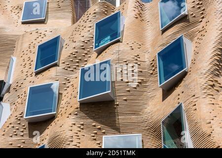 Vue détaillée d'un mur de briques ondulant. Dr Chau Chak Wing Building, UTS Business School, Sydney, Australie. Architecte: Gehry Partners, LLP, 2015. Banque D'Images