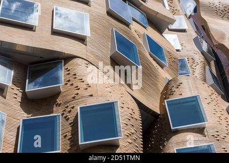 Vue détaillée d'un mur de briques ondulant. Dr Chau Chak Wing Building, UTS Business School, Sydney, Australie. Architecte: Gehry Partners, LLP, 2015.