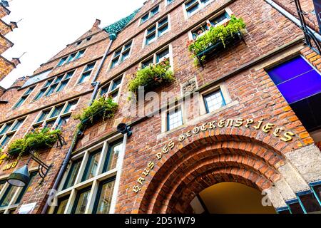 Extérieur de la maison Glockenspiel (Haus des Glockenspiels) sur la célèbre rue historique Böttcherstrasse, Brême, Allemagne Banque D'Images