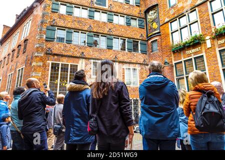 Couronne en appréciant les cloches à la maison Glockenspiel (Haus des Glockenspiels) sur la célèbre rue historique Böttcherstrasse, Brême, Allemagne Banque D'Images