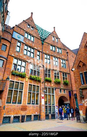 Extérieur de la maison Glockenspiel (Haus des Glockenspiels) sur la célèbre rue historique Böttcherstrasse, Brême, Allemagne Banque D'Images