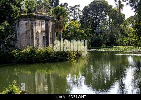 Le bain de Vénus évocateur, une sorte d'oasis, nommé pour la présence d'une statue en marbre de Carrare (sculptée par Tommaso Solari) qui dépeint la déesse Vénus lorsqu'elle émerge de l'eau d'un petit étang, est situé dans le jardin anglais ( conçu par Carlo Vanvitelli, Fils de l'architecte du Palais Royal, et du jardinier britannique John Andrew Graefer, qui a agi sur la volonté de la reine Maria Carolina, (épouse de Ferdinand IV de Bourbon). Il est situé à l'intérieur du parc du Palais Royal de Caserta, occupe environ 24 hectares et se caractérise par la présence de ruisseaux, lacs, étangs, collines et Banque D'Images