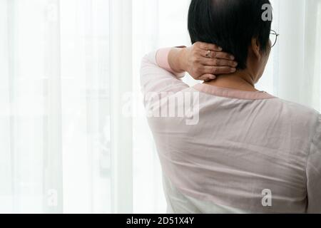 Douleurs au cou et aux épaules, vieille femme souffrant de blessures au cou et à l'épaule, le problème de santé concept Banque D'Images