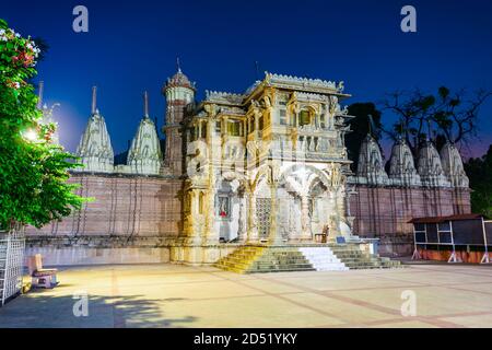 Le temple Hutheesing est le temple Jain le plus connu dans la ville d'Ahmedabad dans l'État du Gujarat en Inde Banque D'Images