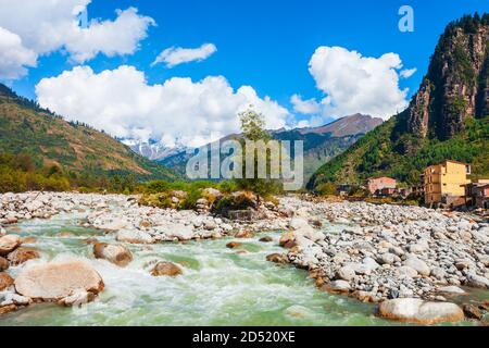 Rivière Beas près de Manali dans la vallée de Kullu, dans l'Himachal Pradesh, Inde Banque D'Images