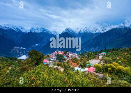 Les montagnes de kalpa et Kinnaur Kailash offrent une vue panoramique. Kalpa est une petite ville de la vallée de la rivière Sutlej, Himachal Pradesh en Inde Banque D'Images