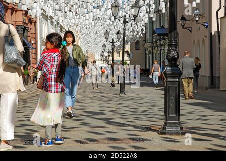 Les habitants et les touristes marchant rue piétonne le jour ensoleillé, Stoleshnikov pereulok, Moscou 28/08/2019 Banque D'Images