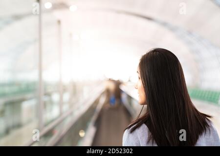 voyageur avec un sac de voyage ou des bagages marchant dans la passerelle du terminal de l'aéroport pour voyager en avion. mouvement flou Banque D'Images