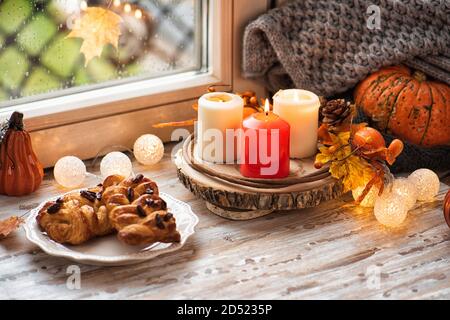 Citrouilles et pâtisseries avec pecan sur la fenêtre de seuil, temps pluvieux Banque D'Images