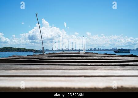 pont en bois jetée dans la mer à Khao LAN, en face de la plage de la ville de Pattaya, Thaïlande Banque D'Images