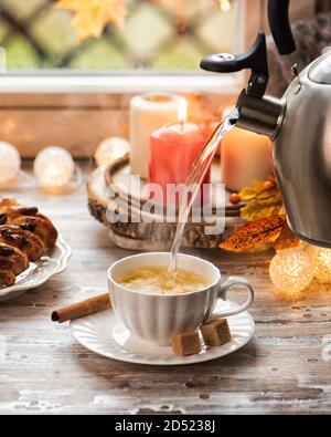 Citrouilles et pâtisseries avec pecan sur la fenêtre de seuil, temps pluvieux Banque D'Images