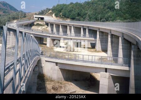 - septembre 1990, reconstruction d'Irpinia après le tremblement de terre de 1980, nouvelle route Valle del Sele - settembre 1990, ricostruzione in Irpinia dopo il terremetto del 1980, nuova superstrada Valle del Sele Banque D'Images