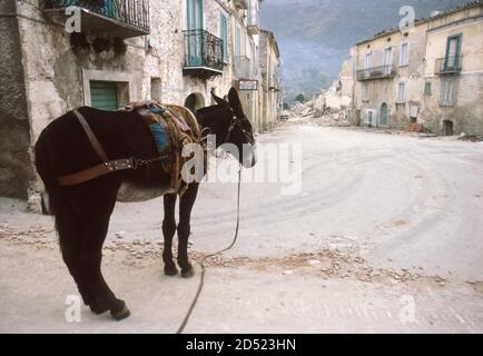 - terremeto à Irpinia (novembre 1980) - tremblement de terre à Irpinia (Novembre 1980) Banque D'Images