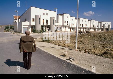 - septembre 1990, reconstruction d'Irpinia après le tremblement de terre de 1980, nouvelle colonie résidentielle à Bisaccia - settembre 1990, ricostruzione à Irpinia dopo il terremoto del 1980, nuovo insediamento residenziale a Bisaccia Banque D'Images