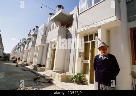 - septembre 1990, reconstruction d'Irpinia après le tremblement de terre de 1980, nouvelle colonie résidentielle à Bisaccia - settembre 1990, ricostruzione à Irpinia dopo il terremoto del 1980, nuovo insediamento residenziale a Bisaccia Banque D'Images