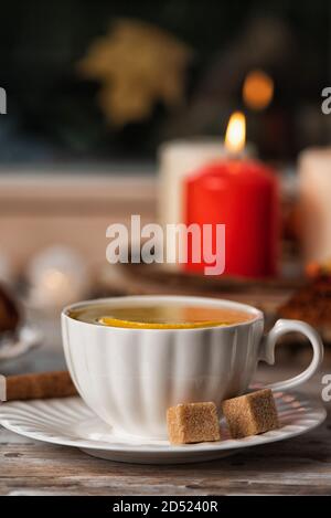 Citrouilles et pâtisseries avec pecan sur la fenêtre de seuil, temps pluvieux Banque D'Images