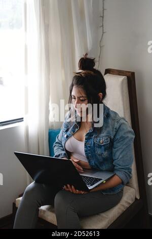 Fille travaillant dans un ordinateur avec une guitare Banque D'Images