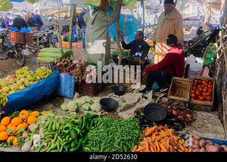 Un marché local dans un petit village au sud de Marrakech. Beaucoup de fruits, de légumes et de viande. Banque D'Images