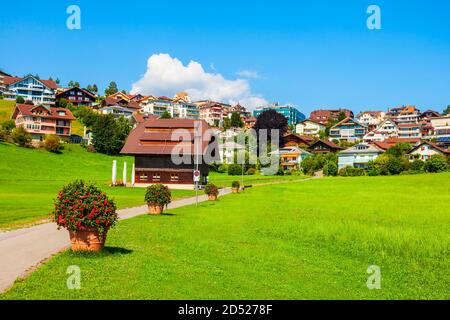 Maisons locales dans le centre de la ville de Spiez dans le canton de Berne en Suisse Banque D'Images