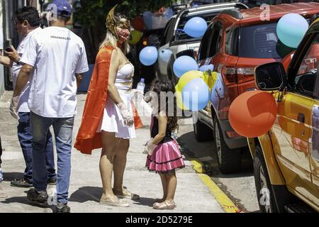Sao Paulo, Sao Paulo, Brésil. 12 octobre 2020. (INT) Childrenâ‚ â â â„ â â s Day Holiday within Covid-19 Ã Sao Paulo. 12 octobre 2020, Sao Paulo, Brésil: En raison de la pandémie du coronavirus (Covid-19), la 13e Fête de la Journée des enfants qui se tient sur la place Perola Byington à Bela Vista/Bixiga, Sao Paulo, a dû être changée et organisée dans le quartier autour de la journée des enfants avec la distribution de jouets aux résidents. C'est aussi le jour qui commémore la fête de notre-Dame d'Aparecida. Crédit: Leco Viana/ Thenews2 crédit: Leco Viana/TheNEWS2/ZUMA Wire/Alay Live News Banque D'Images