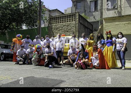 Sao Paulo, Sao Paulo, Brésil. 12 octobre 2020. (INT) Childrenâ‚ â â â„ â â s Day Holiday within Covid-19 Ã Sao Paulo. 12 octobre 2020, Sao Paulo, Brésil: En raison de la pandémie du coronavirus (Covid-19), la 13e Fête de la Journée des enfants qui se tient sur la place Perola Byington à Bela Vista/Bixiga, Sao Paulo, a dû être changée et organisée dans le quartier autour de la journée des enfants avec la distribution de jouets aux résidents. C'est aussi le jour qui commémore la fête de notre-Dame d'Aparecida. Crédit: Leco Viana/ Thenews2 crédit: Leco Viana/TheNEWS2/ZUMA Wire/Alay Live News Banque D'Images
