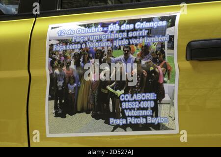 Sao Paulo, Sao Paulo, Brésil. 12 octobre 2020. (INT) Childrenâ‚ â â â„ â â s Day Holiday within Covid-19 Ã Sao Paulo. 12 octobre 2020, Sao Paulo, Brésil: En raison de la pandémie du coronavirus (Covid-19), la 13e Fête de la Journée des enfants qui se tient sur la place Perola Byington à Bela Vista/Bixiga, Sao Paulo, a dû être changée et organisée dans le quartier autour de la journée des enfants avec la distribution de jouets aux résidents. C'est aussi le jour qui commémore la fête de notre-Dame d'Aparecida. Crédit: Leco Viana/ Thenews2 crédit: Leco Viana/TheNEWS2/ZUMA Wire/Alay Live News Banque D'Images