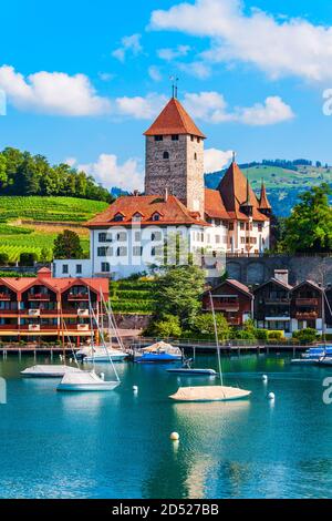 Le Château de Spiez ou Schloss Spiez et Église Schlosskirche près de lac de Thoune dans le canton de Berne ville de Spiez en Suisse Banque D'Images