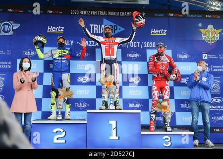 Toni Bou (1), Jeroni Fajardo (2) et Jorge Casales (3), lors de la cérémonie de remise des prix de la ronde 4 du TrialGP italien, sur le circuit moto Club Lazzate sur O Banque D'Images