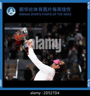 Pékin, France. 11 octobre 2020. PHOTO DE LA SEMAINE DU SPORT DE XINHUA (du 5 octobre 2020 au 11 octobre 2020) TRANSMISE le 12 octobre 2020. Rafael Nadal d'Espagne célèbre avec son trophée lors de la cérémonie de remise des prix après avoir remporté le match final masculin des célibataires contre Novak Djokovic de Serbie lors du tournoi de tennis 2020 à Roland Garros à Paris, France, le 11 octobre 2020. Credit: Gao Jing/Xinhua/Alamy Live News Banque D'Images