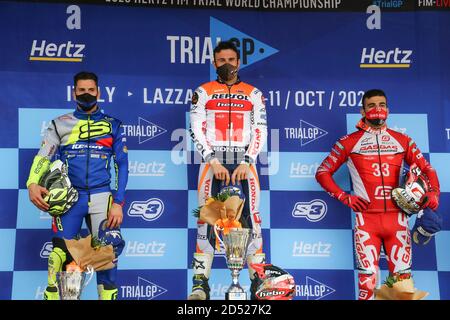 Toni Bou (1), Jeroni Fajardo (2) et Jorge Casales (3), lors de la cérémonie de remise des prix de la ronde 4 du TrialGP italien, sur le circuit moto Club Lazzate sur O Banque D'Images