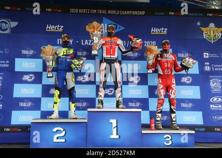 Toni Bou (1), Jeroni Fajardo (2) et Jorge Casales (3), lors de la cérémonie de remise des prix de la ronde 4 du TrialGP italien, sur le circuit moto Club Lazzate sur O Banque D'Images